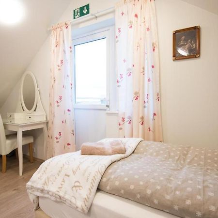 Guesthouse Grund Гріндавік Екстер'єр фото